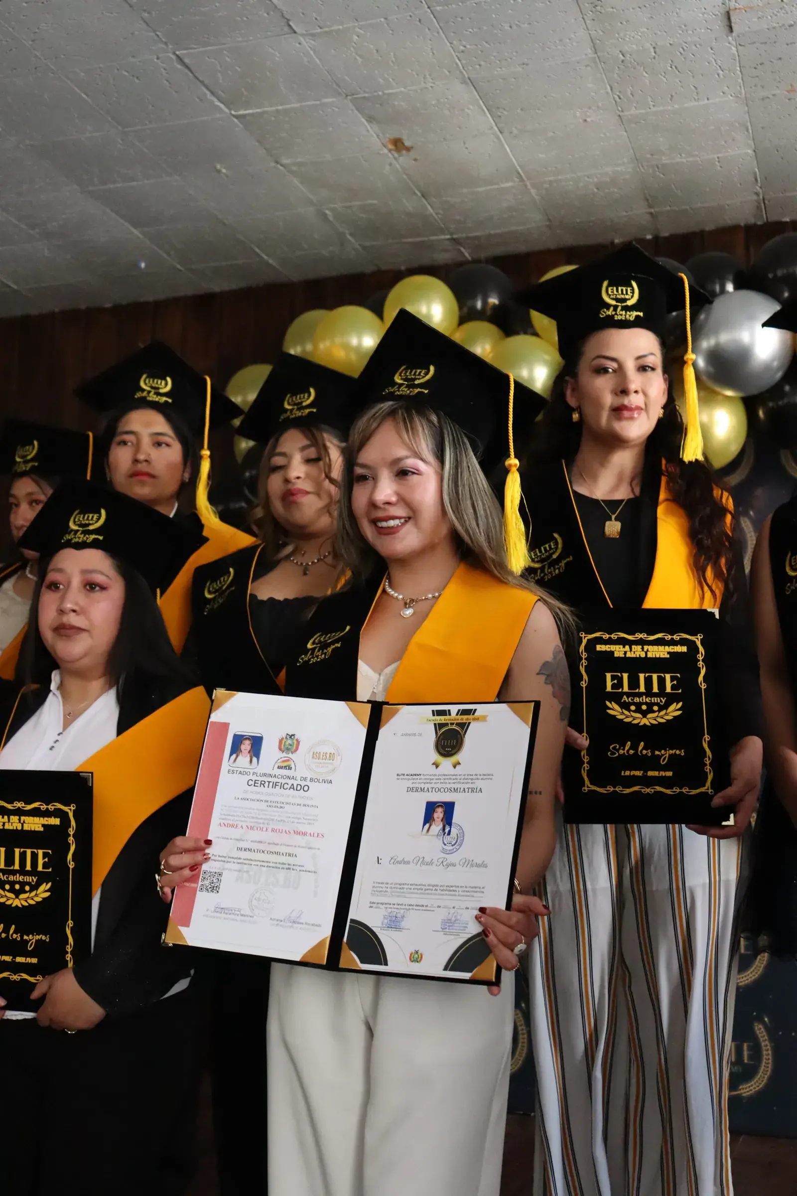 Egresadas con certificados y diplomas