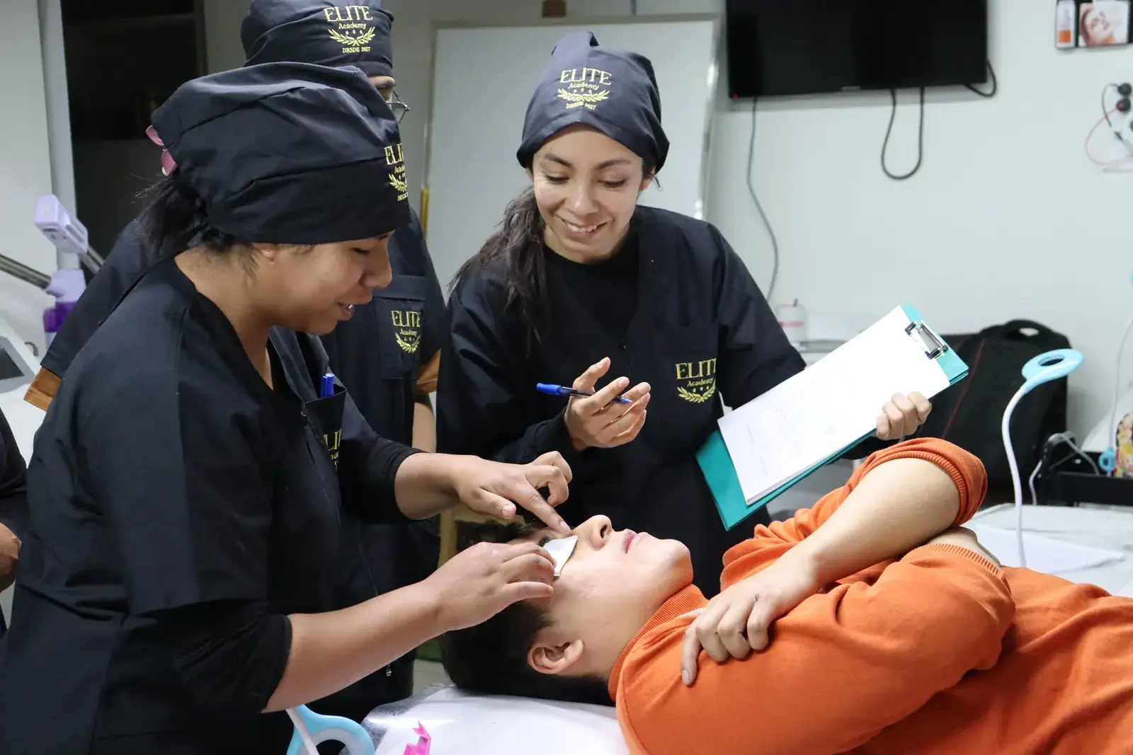 Alumnas practicando un tratamiento facial en clase