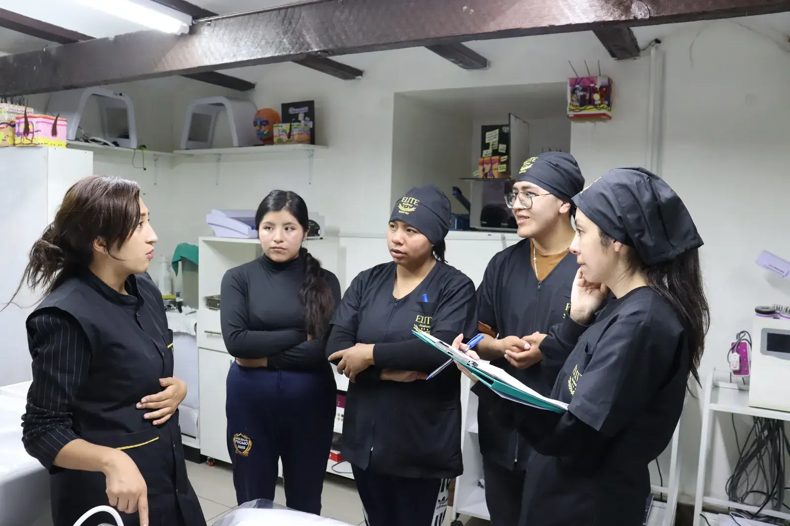 Alumnas con uniforme en el laboratorio de prácticas