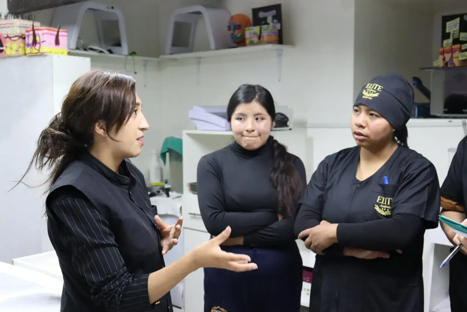 Docente conversando con alumnas durante la práctica