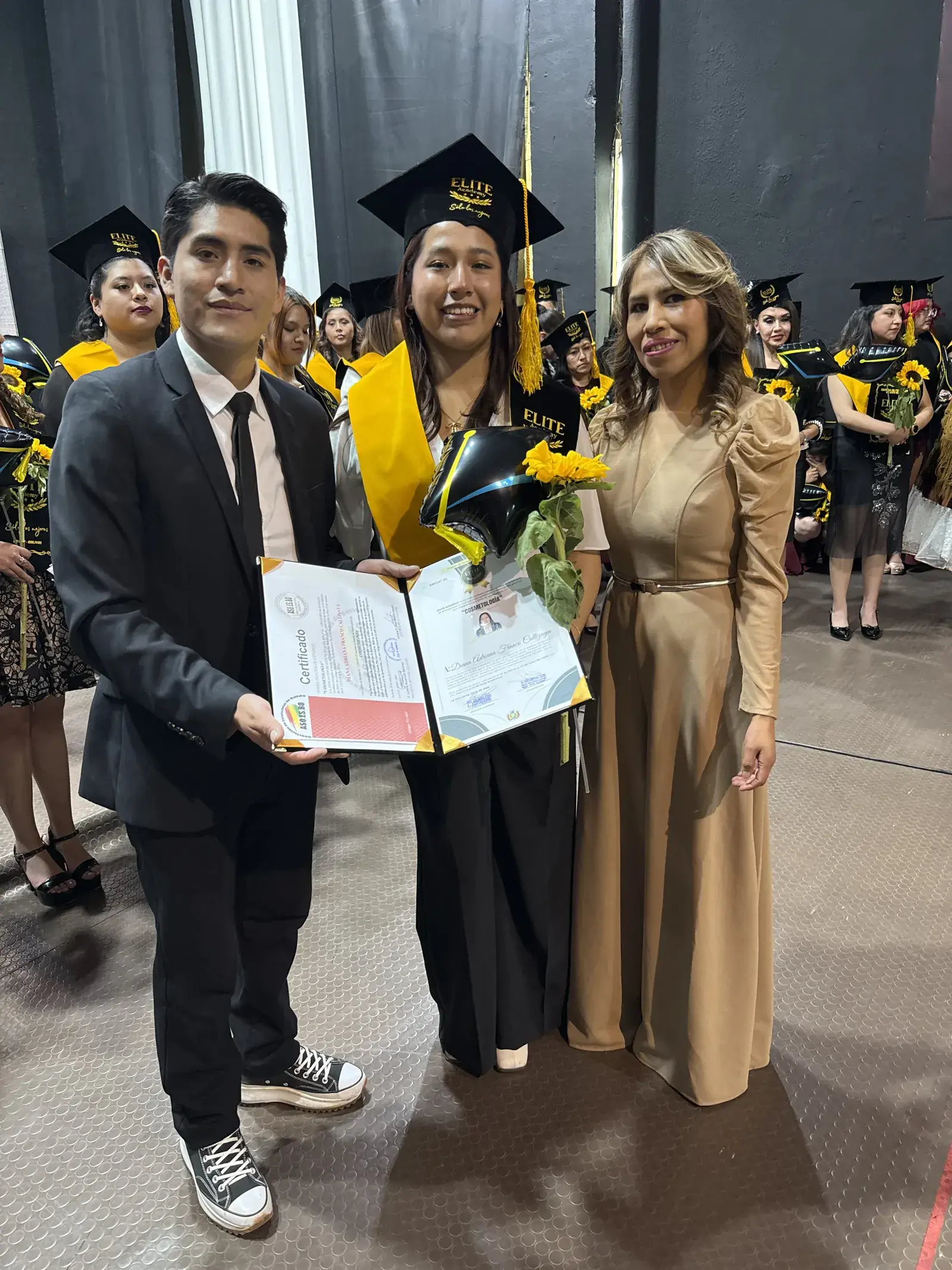 Egresado y docente con un diploma durante la graduación