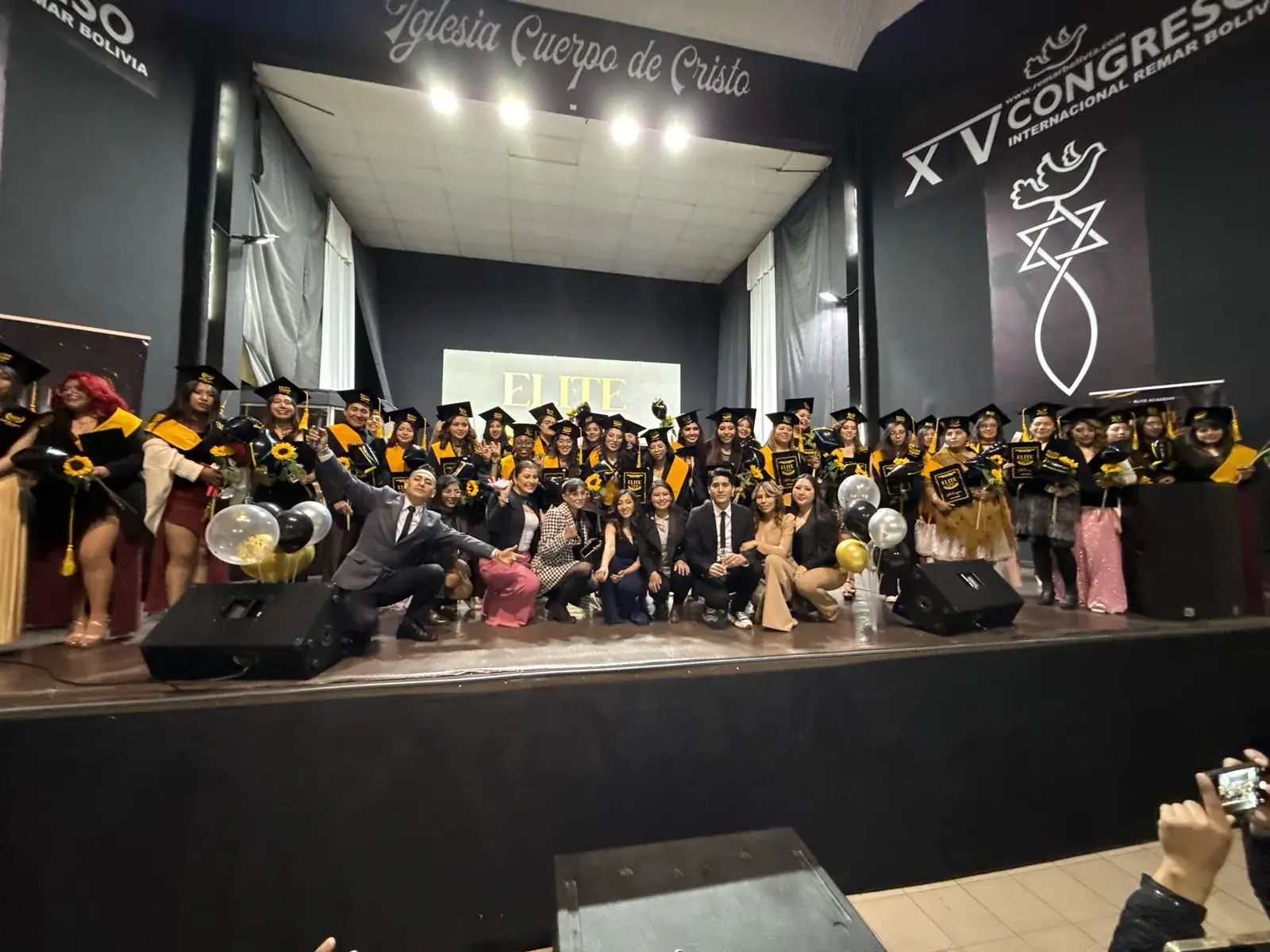 Graduación masiva en el congreso de Elite Academy