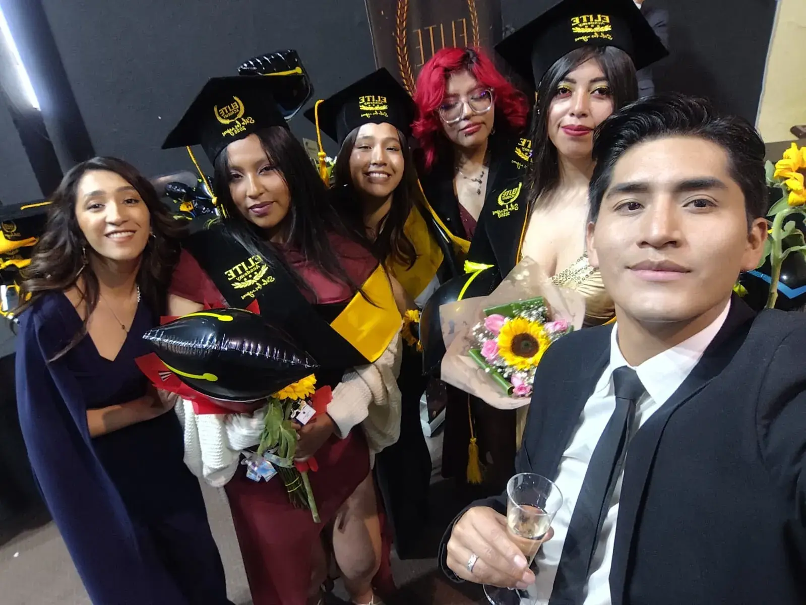 Egresados celebrando con flores tras la graduación