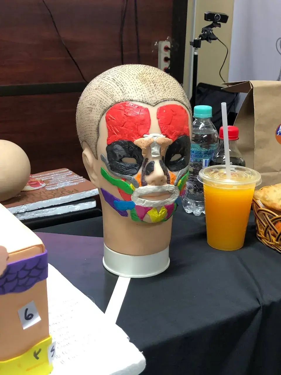 Maniquí con maquillaje artístico