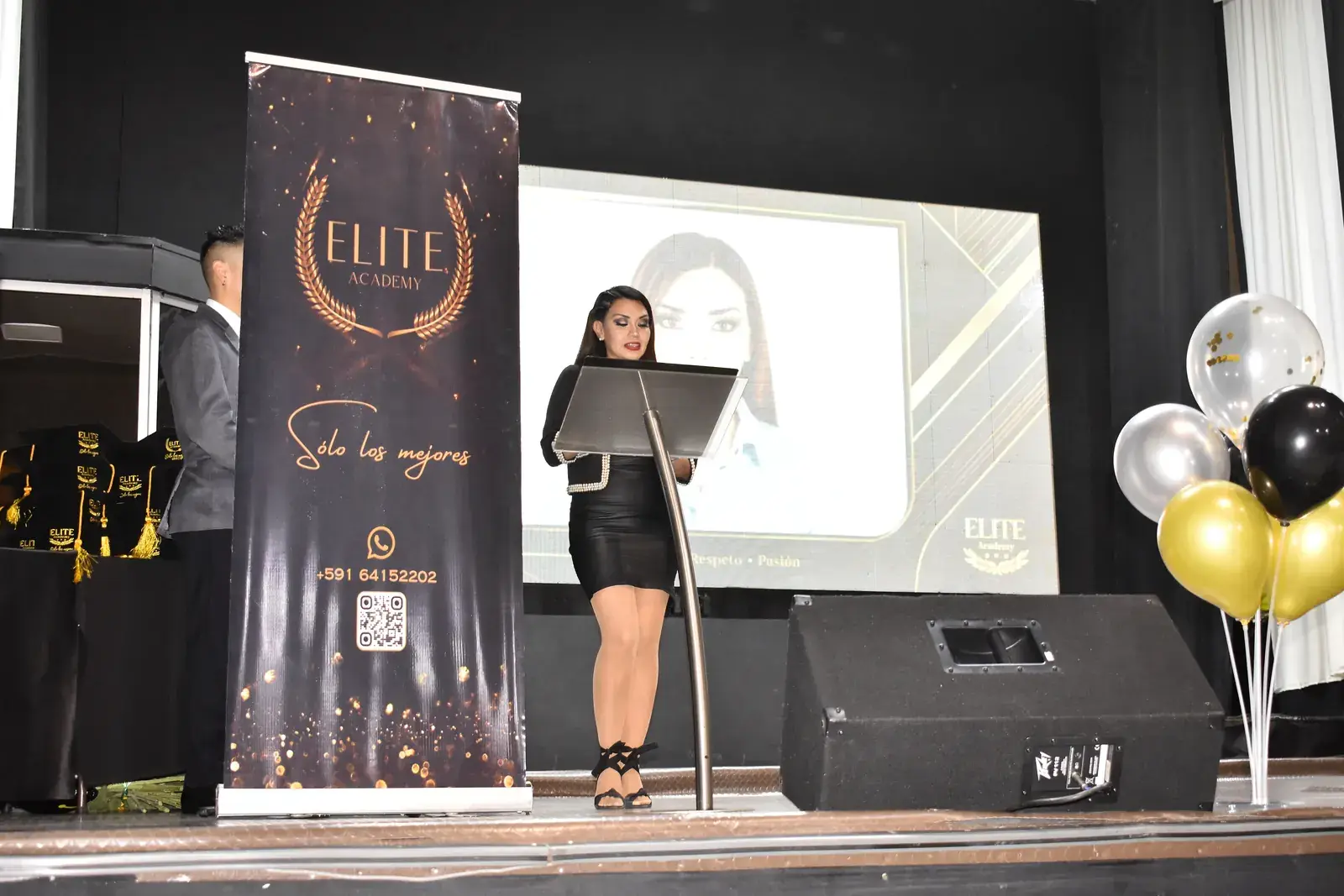 Presentadora en el escenario de la ceremonia de entrega de certificados