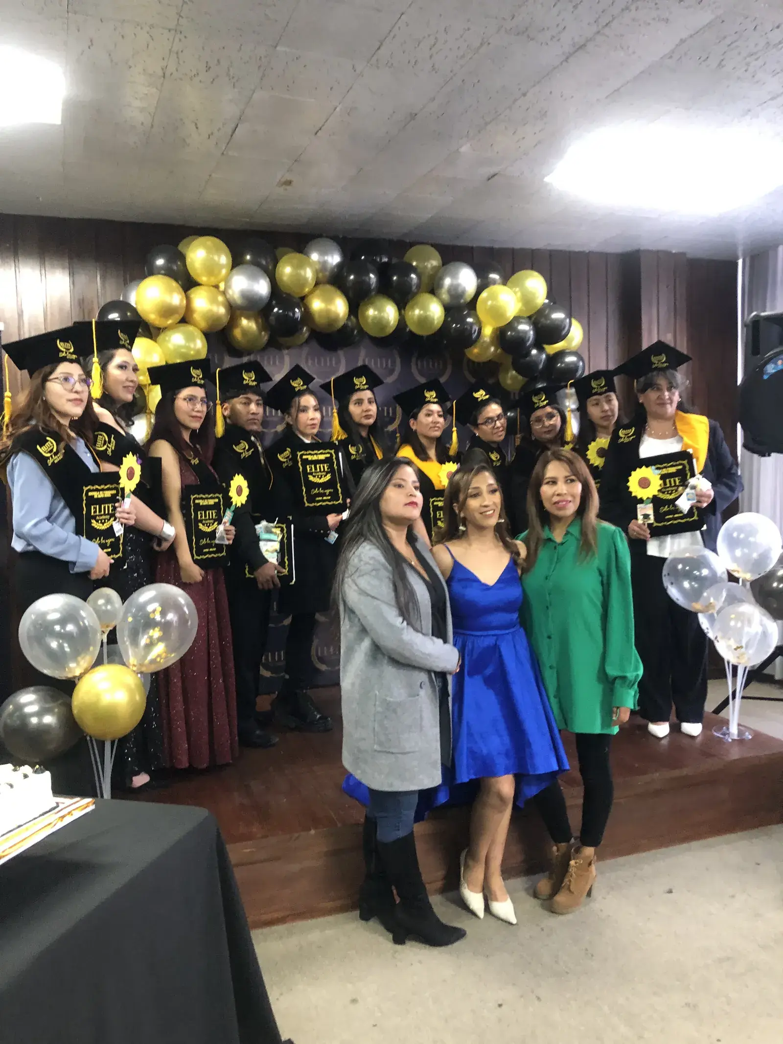 Alumnas y docentes junto al arco de globos