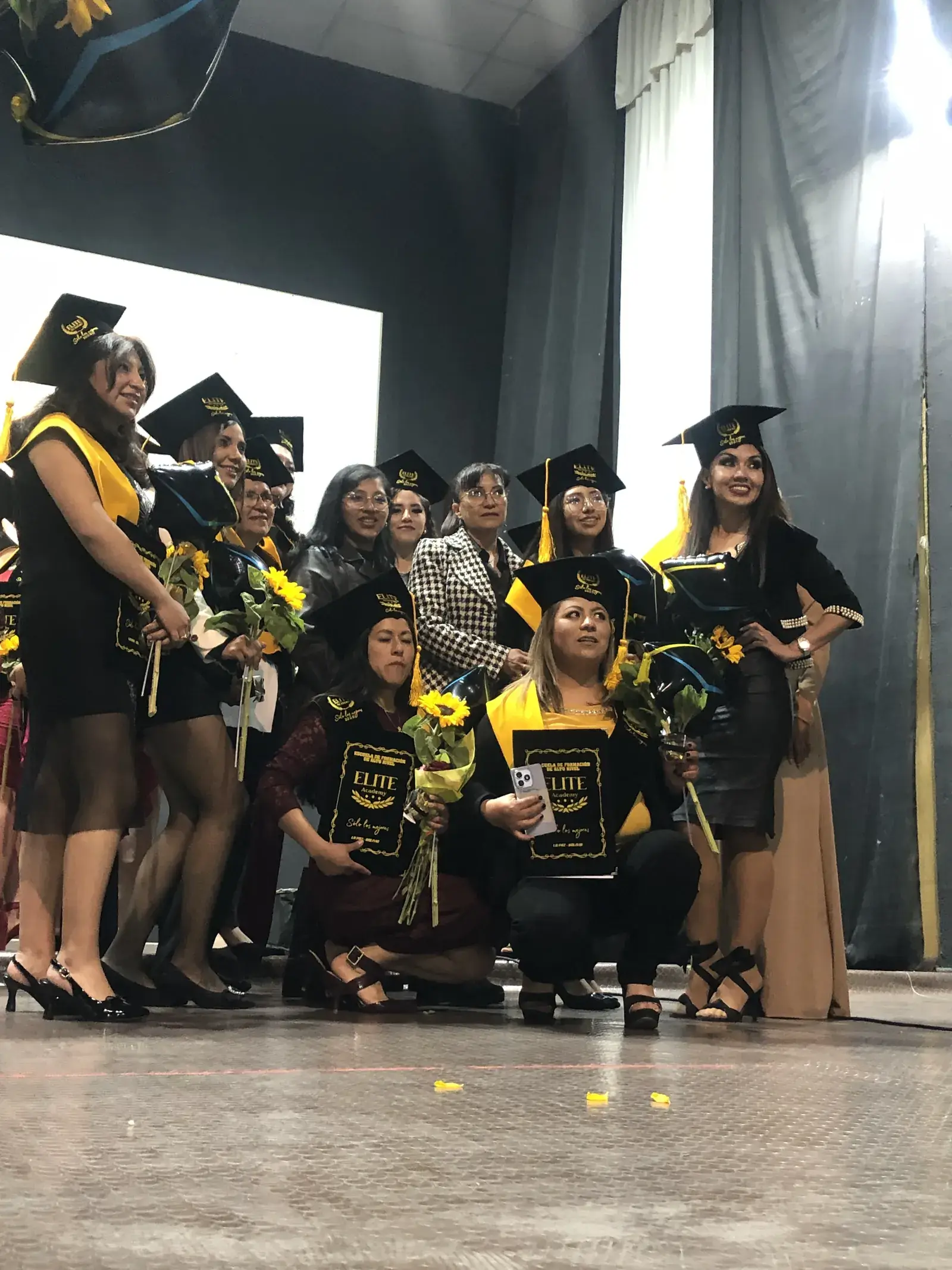Graduadas con toga y birrete posando juntas