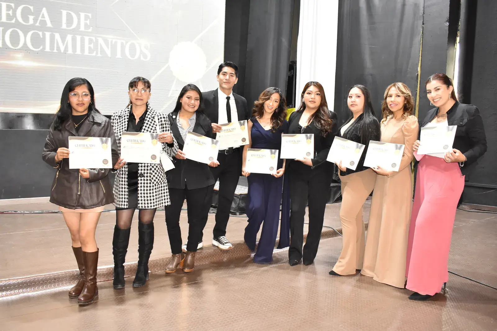 Alumnas con sus certificados en la entrega de reconocimientos