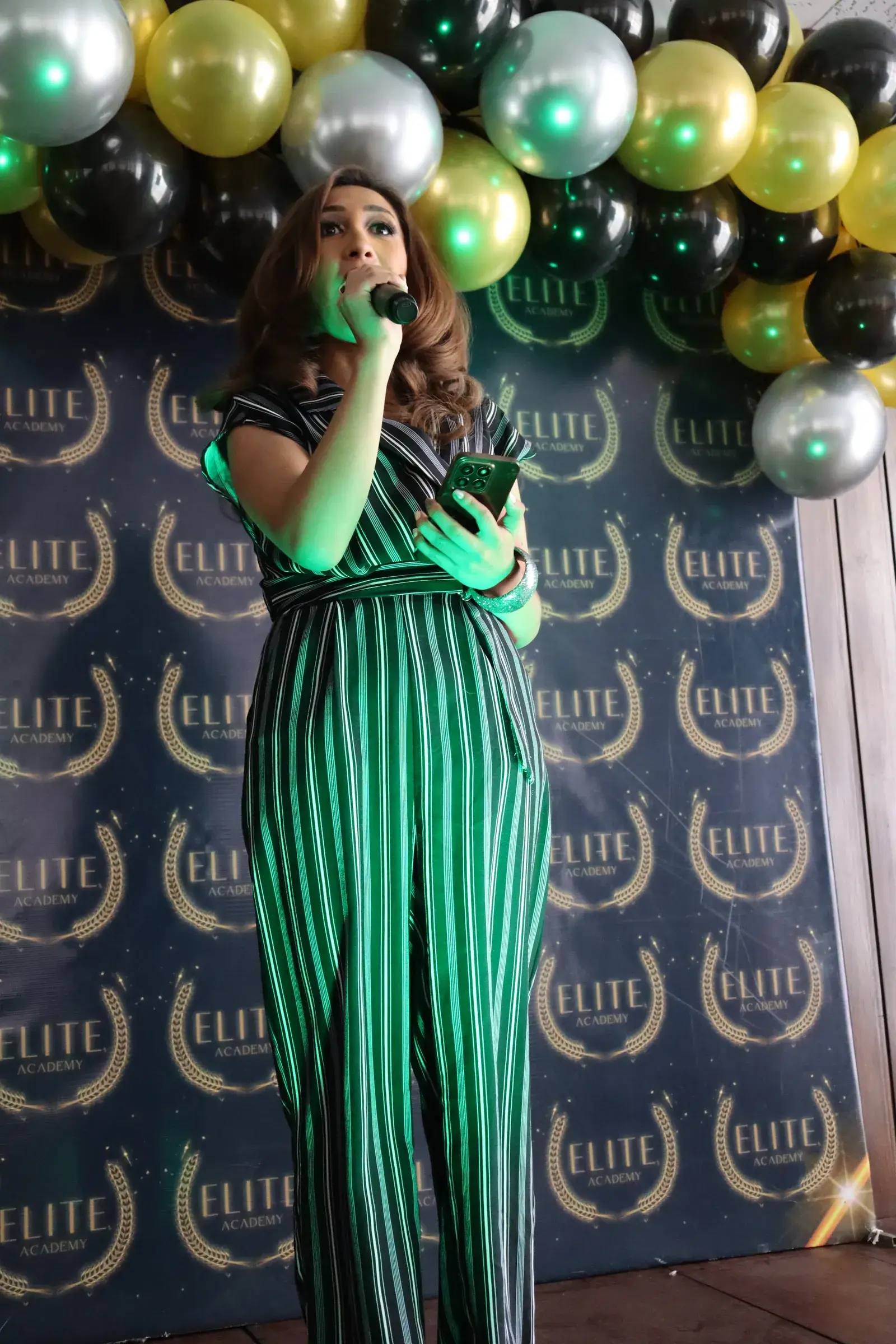 Oradora en el escenario decorado con globos