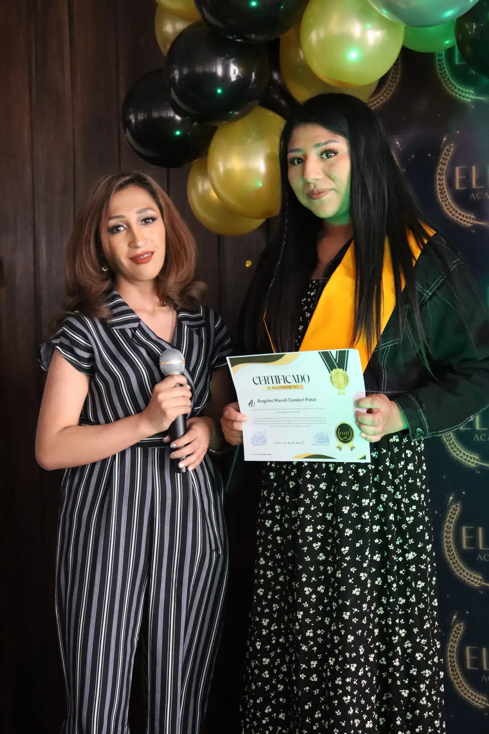 Graduada recibiendo su certificado